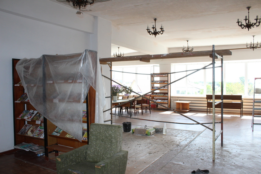 Своими силами: в Хабарской модельной библиотеке идёт ремонт второго этажа