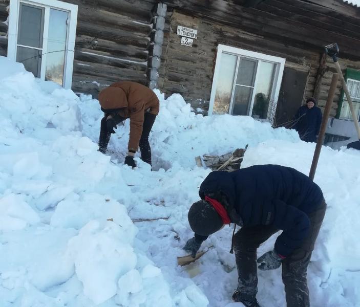 Девятиклассники из ХСШ № 2 помогли пожилой женщине, в разгар зимы оставшейся без дров