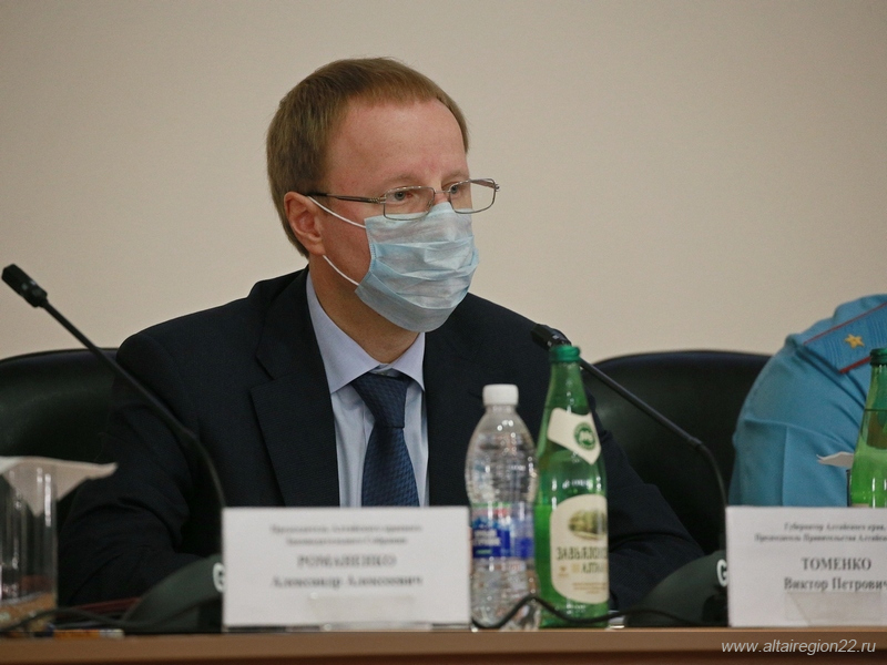 Губернатор Алтайского края Виктор Томенко поручил возобновить работу межведомственных рабочих групп для предупреждения распространения COVID-19