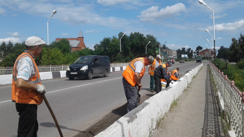 Дорожники навели порядок на мосту