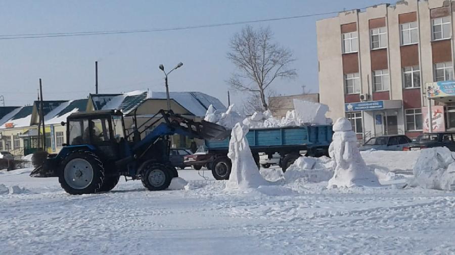 В Хабарах убрали снежный городок