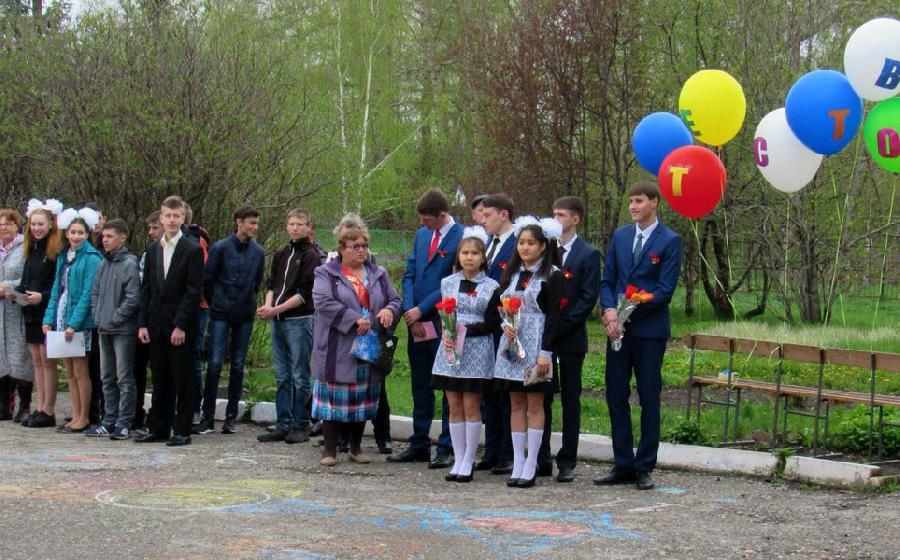 Коротоякские выпускники попрощались со школьными уроками