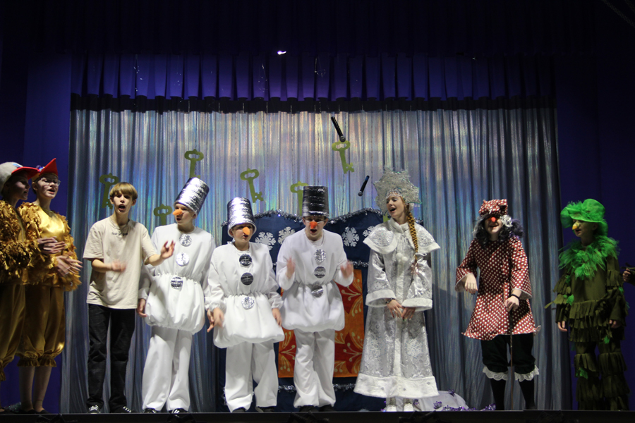 Хабарский театр «Единство» представил новый спектакль для детей «Не сердите Деда Мороза»