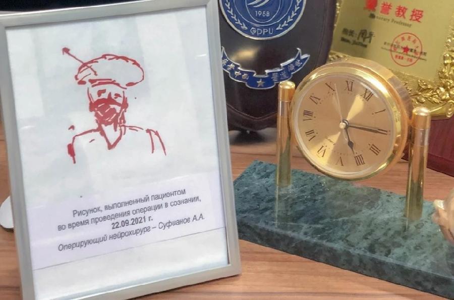 В Тюмени девочка разговаривала и рисовала портрет врача во время операции на мозге 