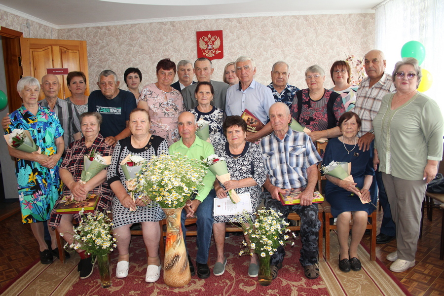 В ЗАГСе чествовали супружеские пары, отметившие юбилеи совместной жизни