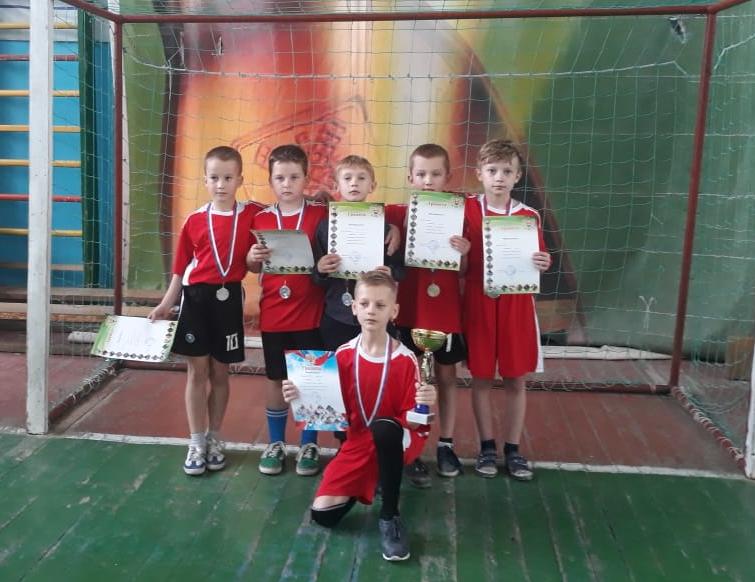 Четыре победы, две ничьих: команда хабарской ДЮСШ приняла участие в турнире по мини-футболу среди детей 2009-2010 г. р. в г. Яровое