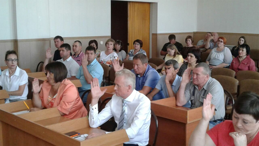 Депутаты райсовета удовлетворили заявление главы Хабарского района Алексея Кислова о досрочном прекращении полномочий и приняли Устав