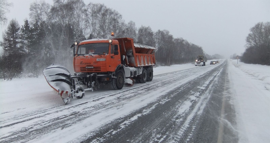 Более 200 единиц техники очищают трассы Алтайского края от снега 