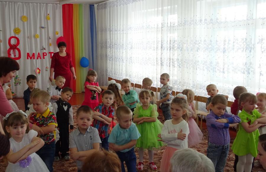 В хабарских детских садах девчонки и мальчишки начали поздравлять своих мамочек с 8 Марта