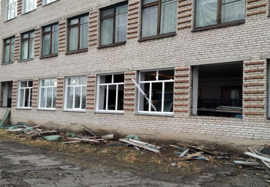 В Ильинской школе меняют старые окна на новые