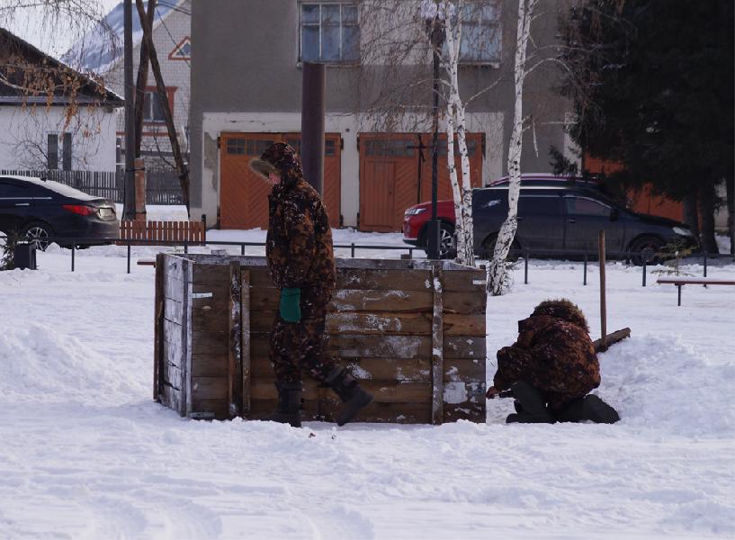 В Хабарах началось строительство снежного городка