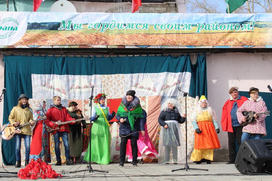 Весна с зимой прощалась, блинами угощая