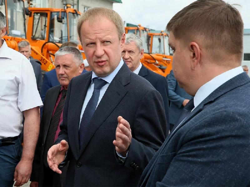 Губернатор Алтайского края Виктор Томенко проверил новую дорожную технику Губернатор Алтайского края Виктор Томенко проверил новую дорожную технику