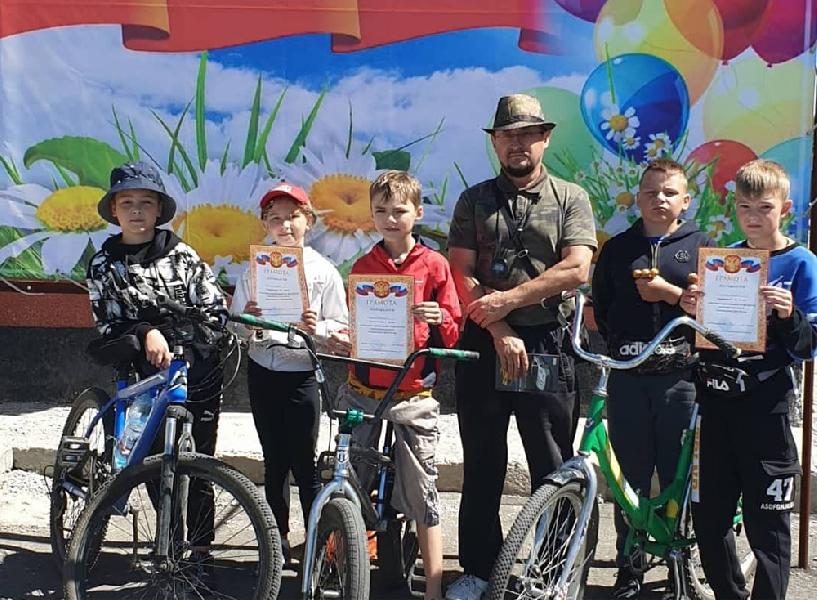 Соревнования по фигурному вождению велосипеда учащиеся ХСОШ № 2 посвятили Дню России